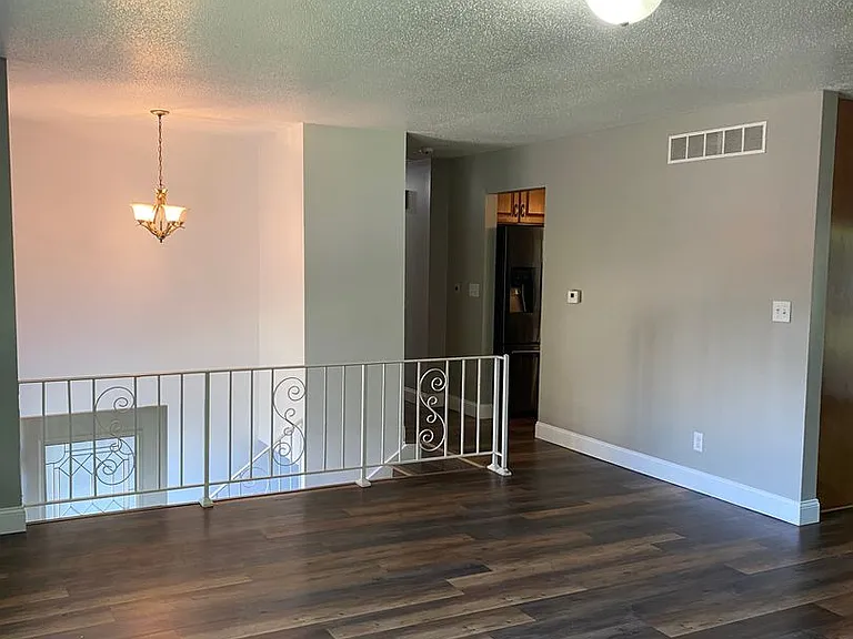 883 Roanoke Dr — Photo 32