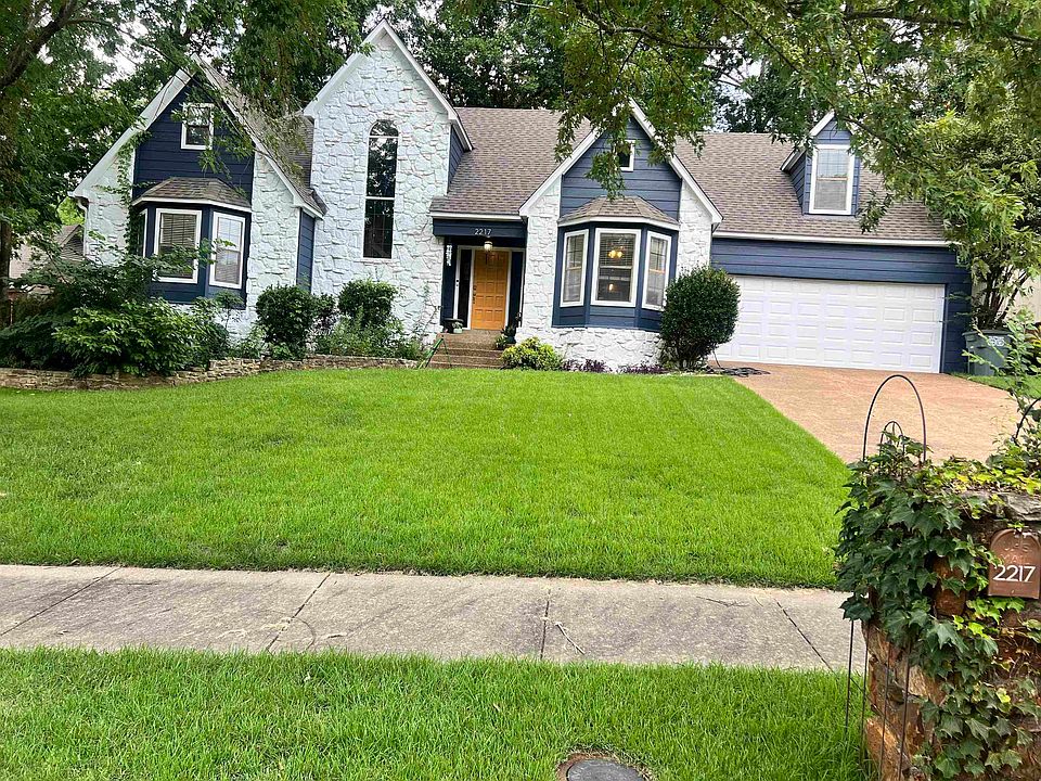 1st image of 2217 Oak Hollow Ln