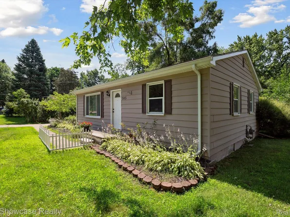 585 Crystalia St, Commerce Township, MI 48382