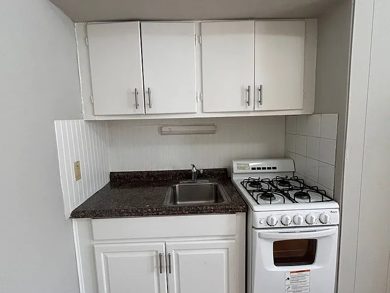 Lower East Side Milwaukee Studio and One bed Apartments- Flexible Lease Terms — Photo 4