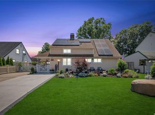 14 Rigger Ln, Levittown, NY 11756