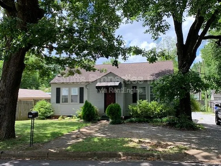 235 Edgewood Dr — Photo 2