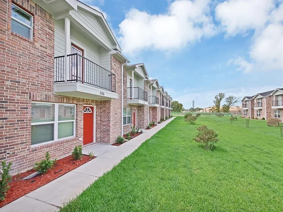 223 Fairfax Ln