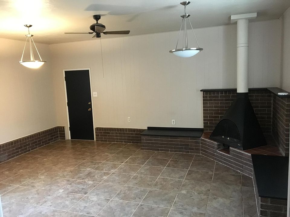 Additional living/den with backyard access