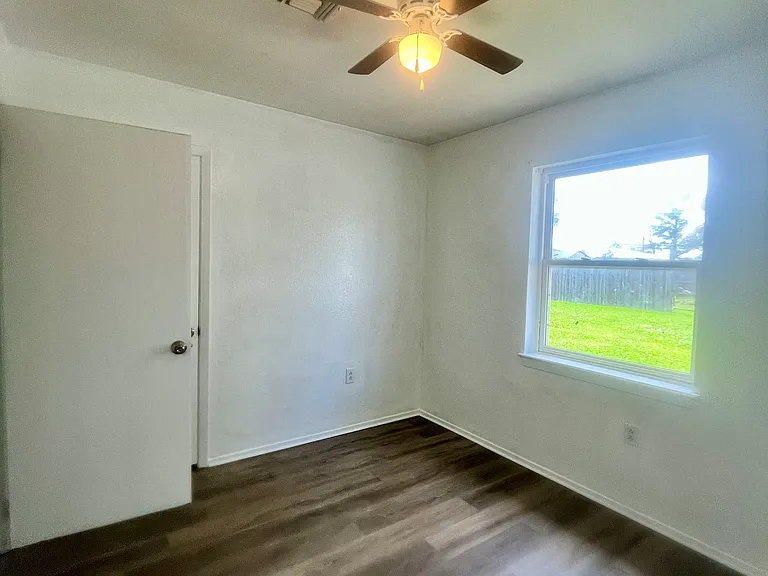 240 Azalea Dr — Photo 7