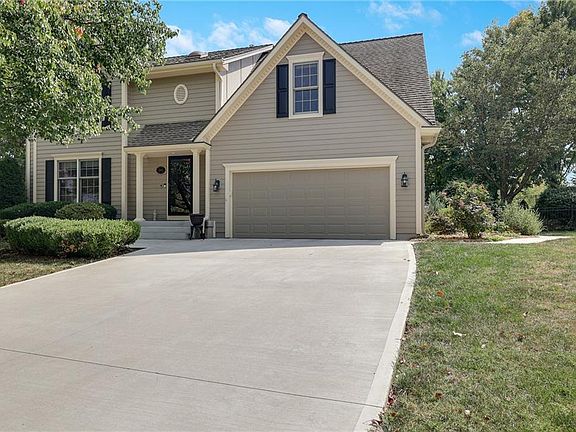2nd image of 1800 NE Waterfield Village Ct