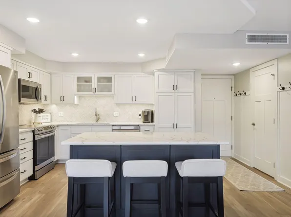 7220 York Ave S APT 424, Edina, MN 55435