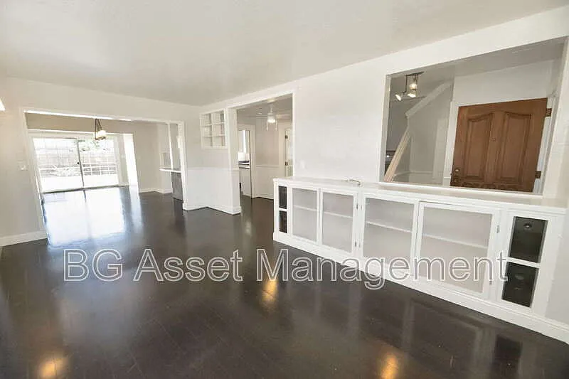4 bed, 2.0 bath, 1977 sqft, $3,800 — Photo 2