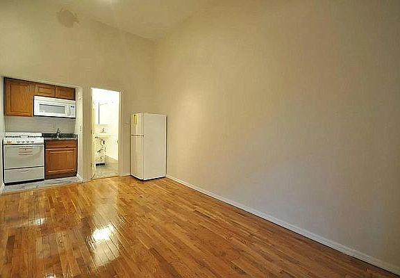 2nd image of 40 W 95th St APT 2e