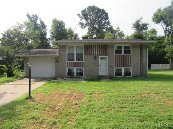 5237 Englewood Dr, Godfrey, IL 62035