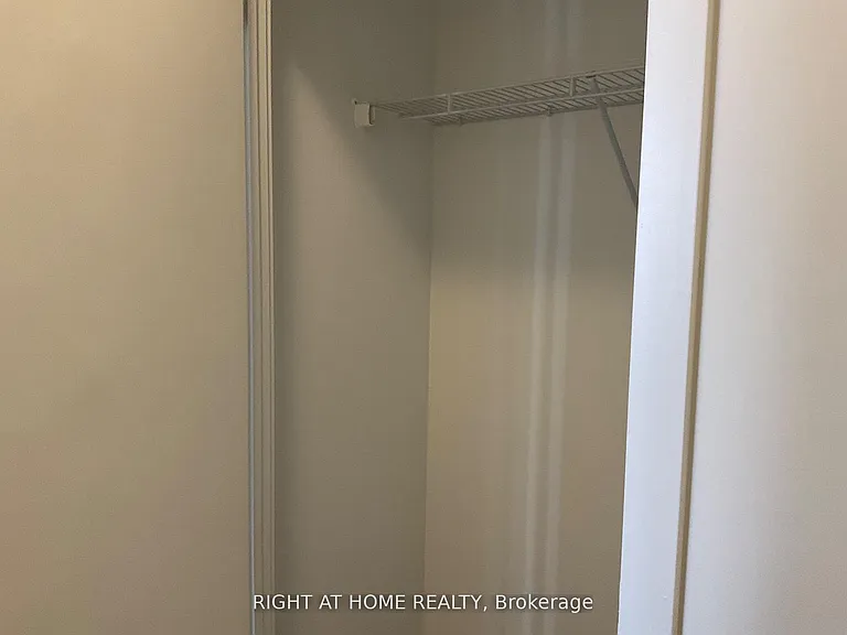 15 Wellington St S #1814 — Photo 9