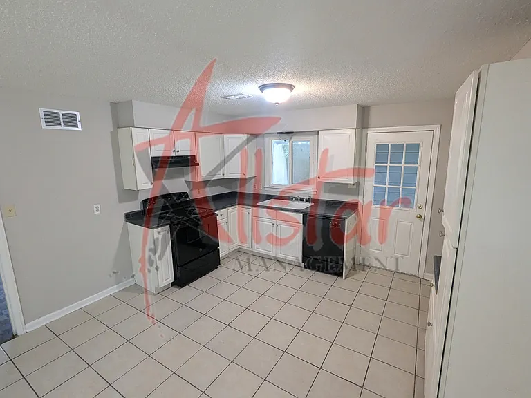 1319 Stateline Rd E — Photo 4
