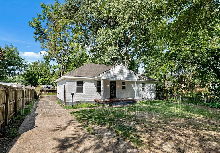 810 Indian Dr — Photo 2