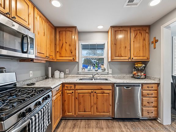 5th image of 615 N Cedar Ave