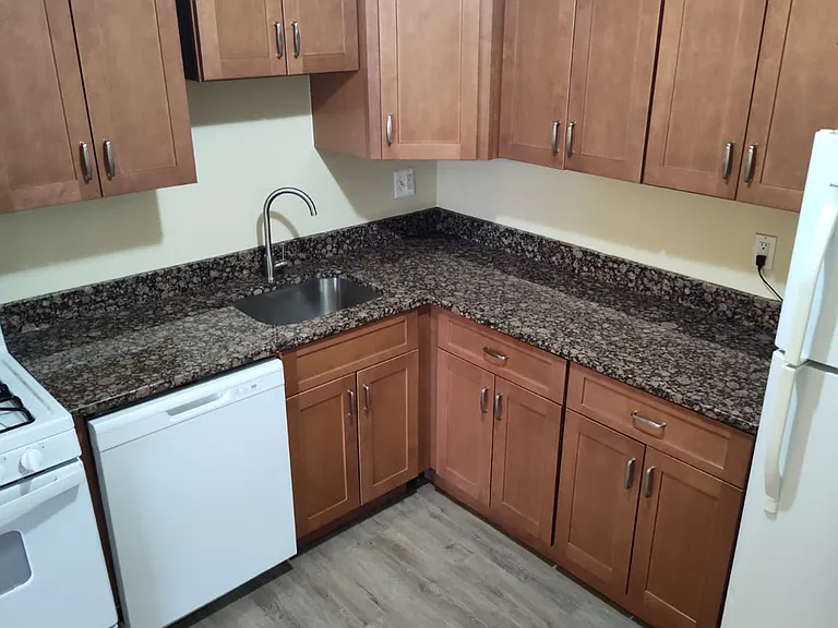 Windsor House Apartments — Photo 27