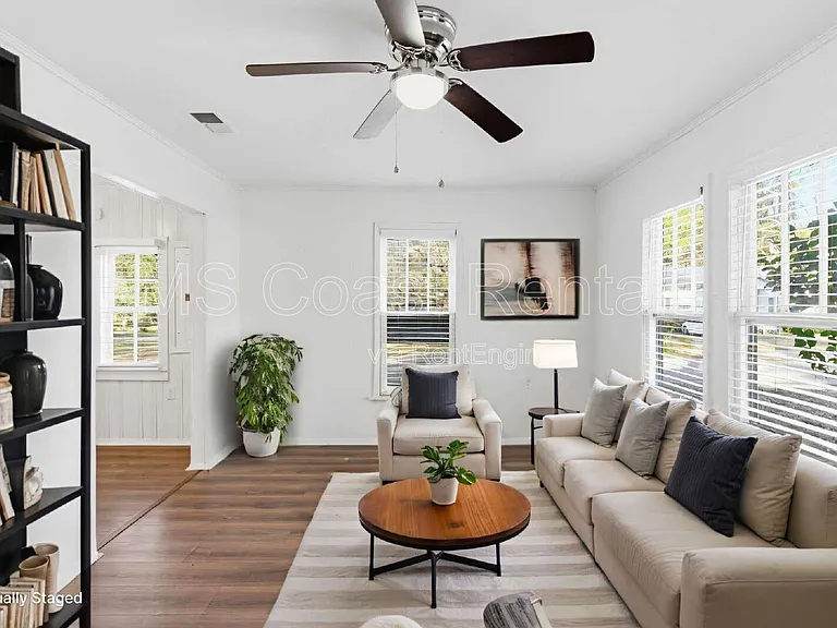 20 Martha Ave — Photo 5