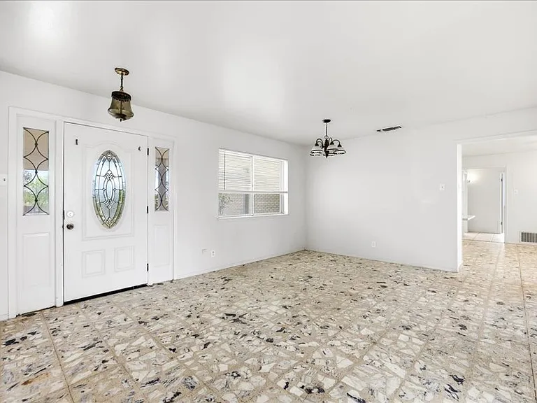 134 Robinhood Dr — Photo 3