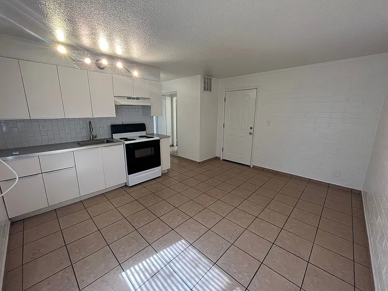 901 E. Pierce St. — Photo 31