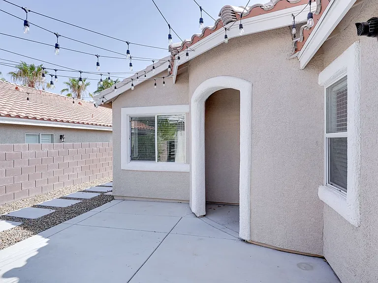 1088 Snow Roof Ave — Photo 4