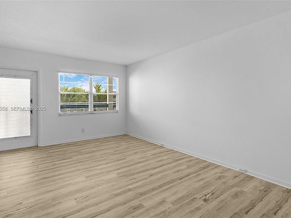 4th image of 3030 Lincoln Pl #3030-B