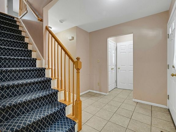 5th image of 40 White Meadow Rd