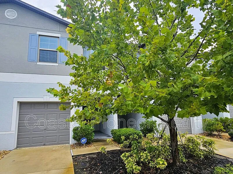 3 bed, 2.5 bath, 1634 sqft, $2,000 — Photo 1