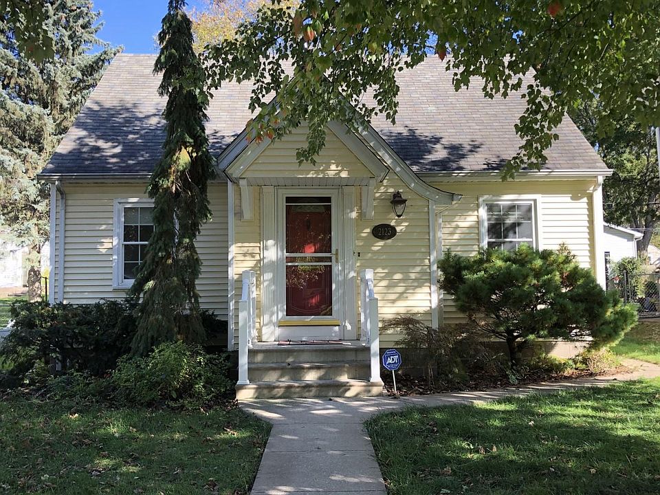Cottage style exterior