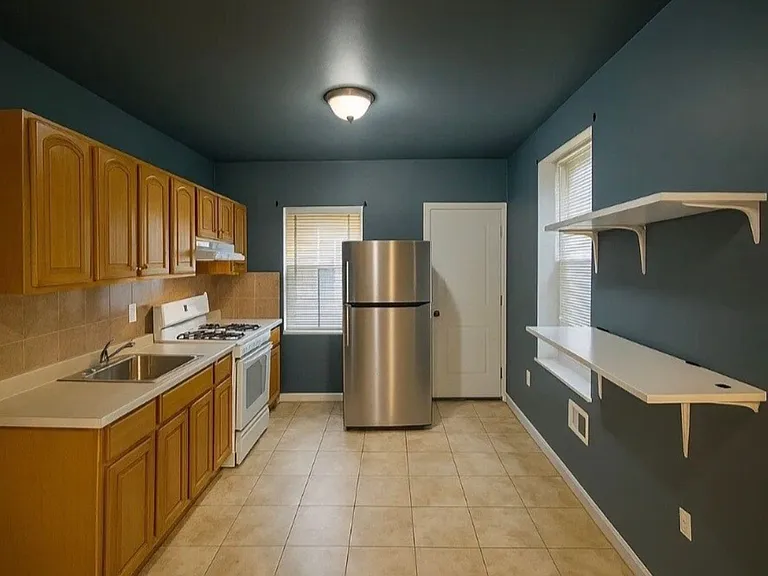 2115 Sigel St — Photo 3