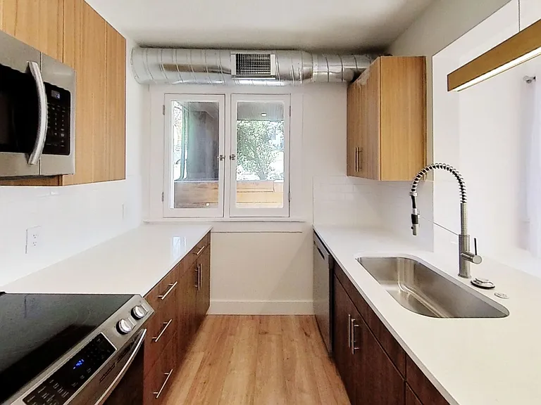 561 N Center St — Photo 7