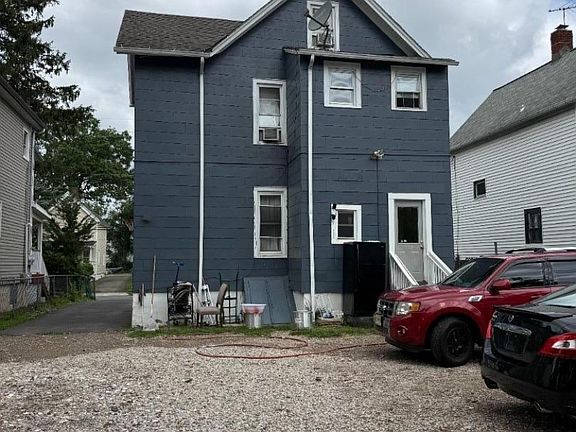 3rd image of 725 W 3rd St