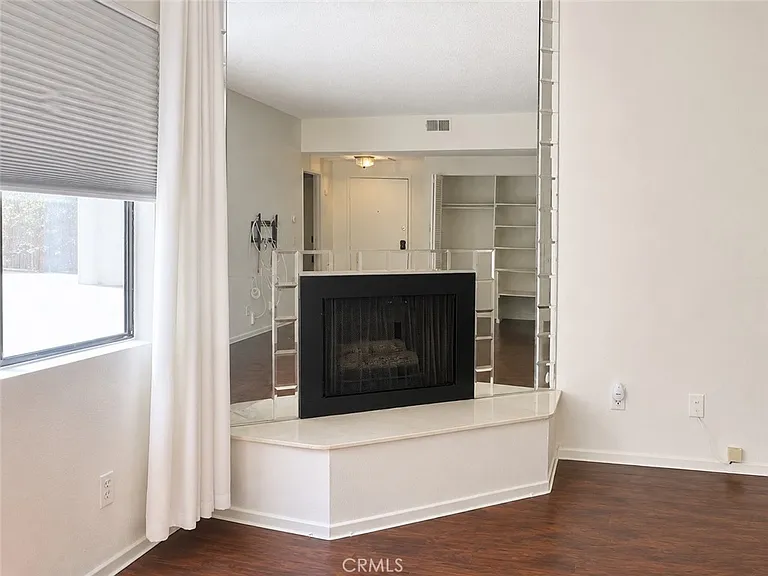 17914 Magnolia Blvd #128 — Photo 4