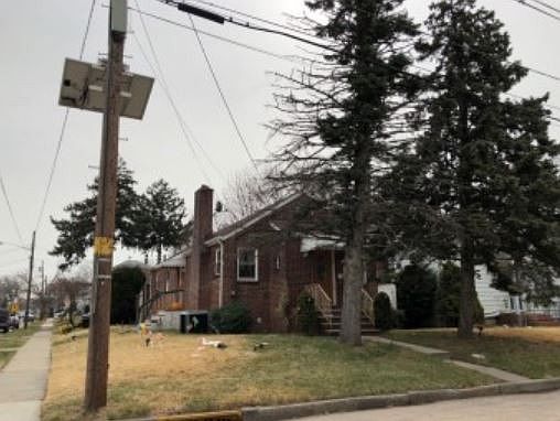 2nd image of 901 W Elm St