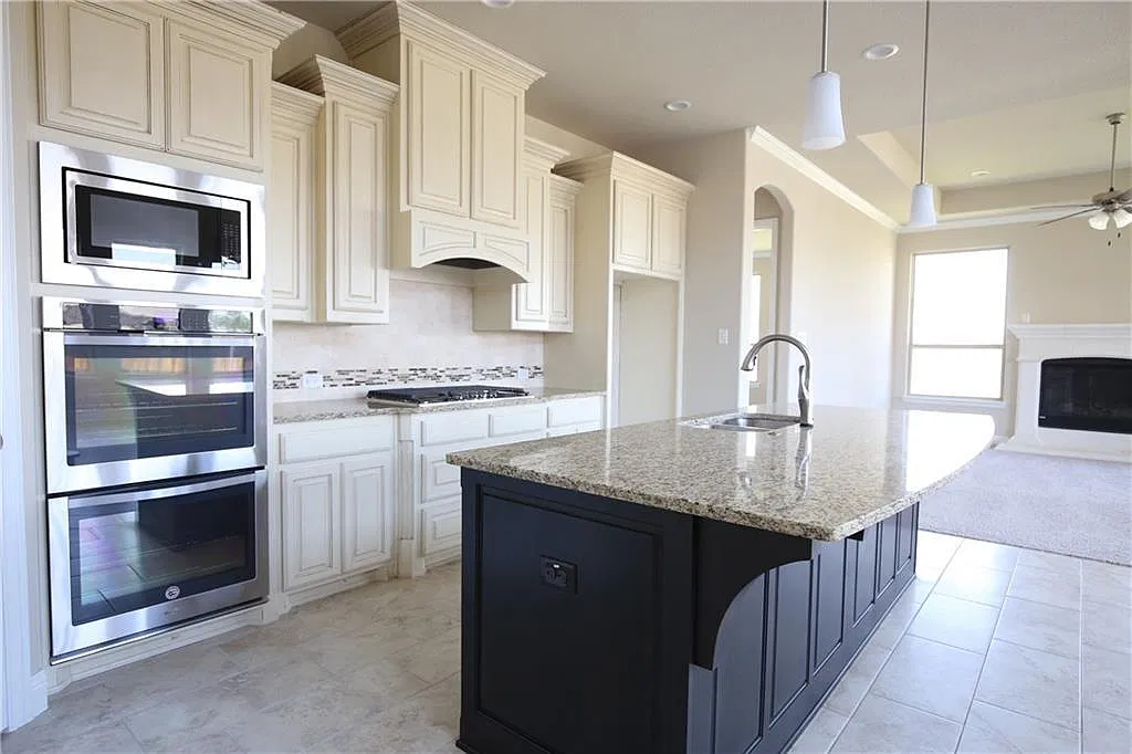 5 bed, 4.0 bath, 3415 sqft, $2,700 — Photo 2