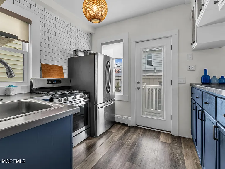 1208 Bond St — Photo 8
