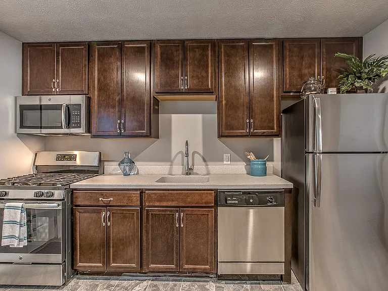 37 1/2 Bluff St — Photo 1