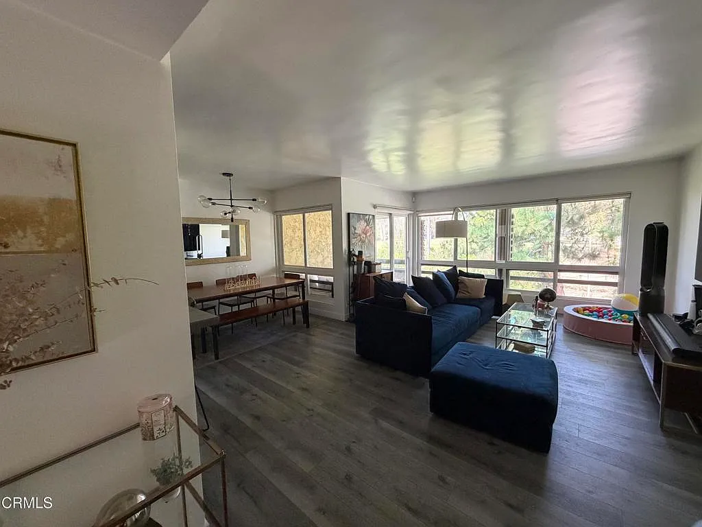 2 bed, 2.0 bath, 1071 sqft, $4,200 — Photo 3