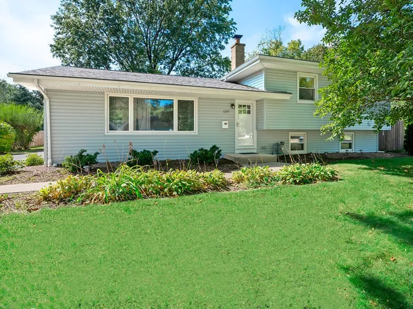 1209 Laurel Ln, Naperville, IL 60540