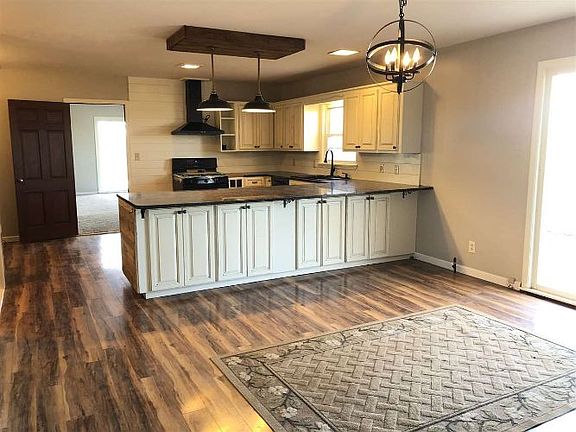 4th image of 889 Self Hollow Ln
