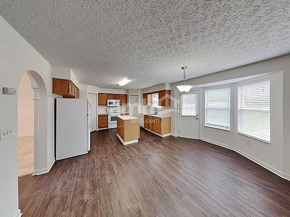 5th image of 224 Essex Pl