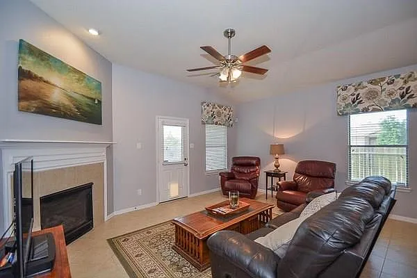 623 W Newport Bnd — Photo 4