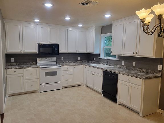 2nd image of 742 W 3rd St