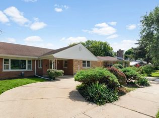 8663 Gross Point Rd, Skokie, IL 60077