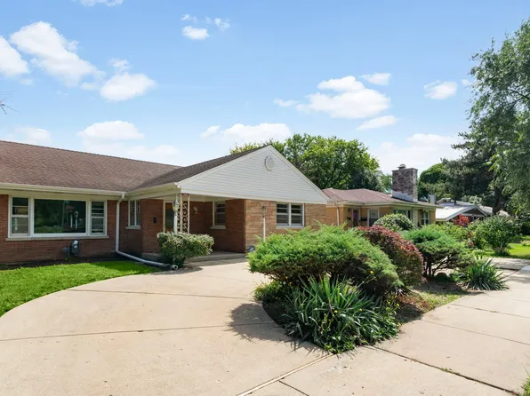 8663 Gross Point Rd, Skokie, IL 60077
