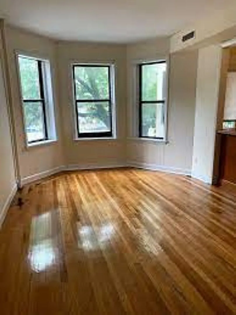 No Brokers Fee. Large Renovated Unit at Packard's Corner. Central AC, Balcony, Laundry — Photo 4