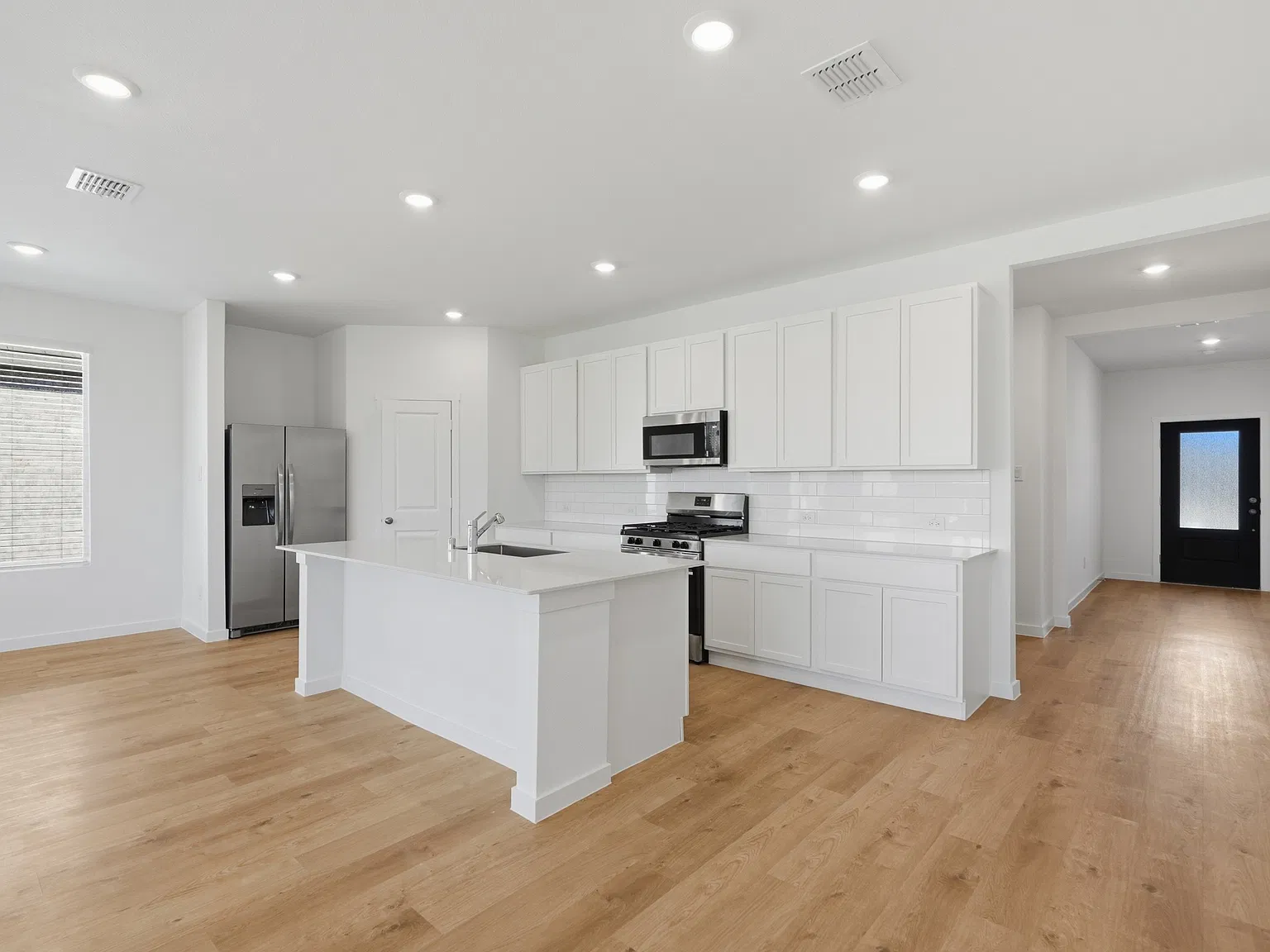 3 bed, 1801 sqft, $2,395 — Photo 3