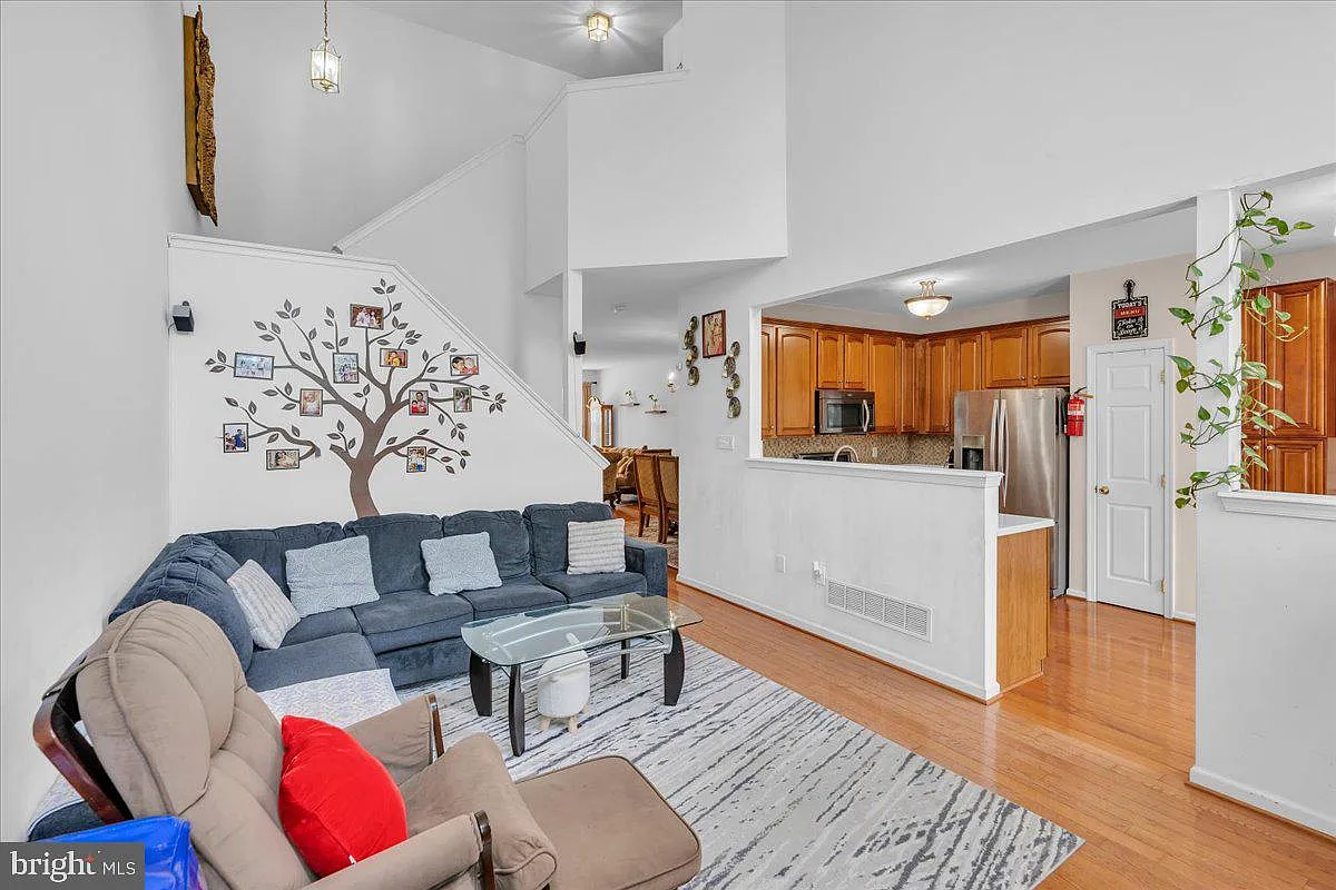 3 bed, 2.5 bath, 1896 sqft, $3,200 — Photo 4