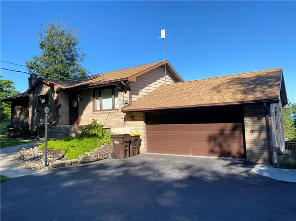 5443 S Mountain Dr, Emmaus, PA 18049
