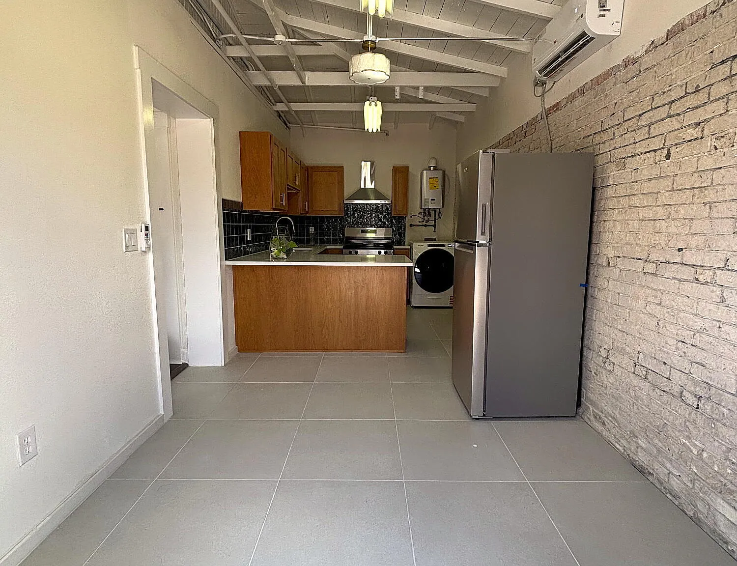 2 bed, 1.0 bath, 800 sqft, $1,200 — Photo 2