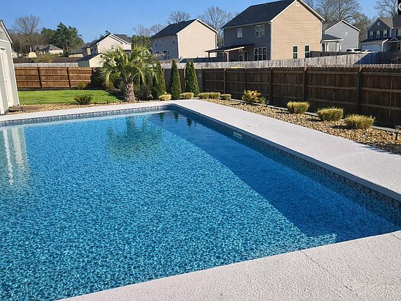 4th image of 186 Shadowbrook Way