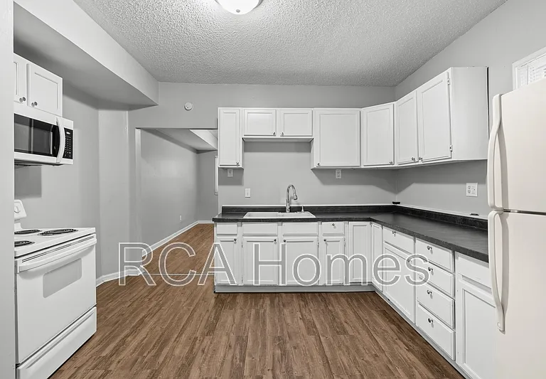 1533 Draper St — Photo 2